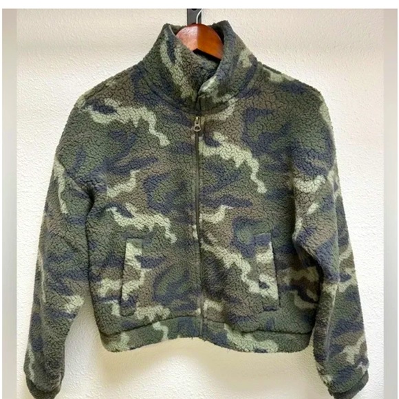 American Eagle Outfitters Sweaters - AMERICAN EAGLE CAMOUFLAGE FLEECE CROP PULLOVER